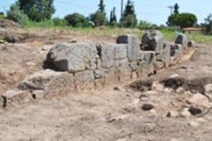 Πλάσι Μαραθώνα: αρχαϊκός περίβολος και προϊστορικά κτίρια κάτω από αυτόν