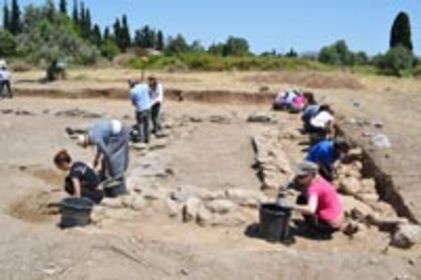 Πρακτική άσκηση των φοιτητών αρχαιολογίας του Πανεπιστημίου Αθηνών στην ανασκαφή στο Πλάσι Μαραθώνα 